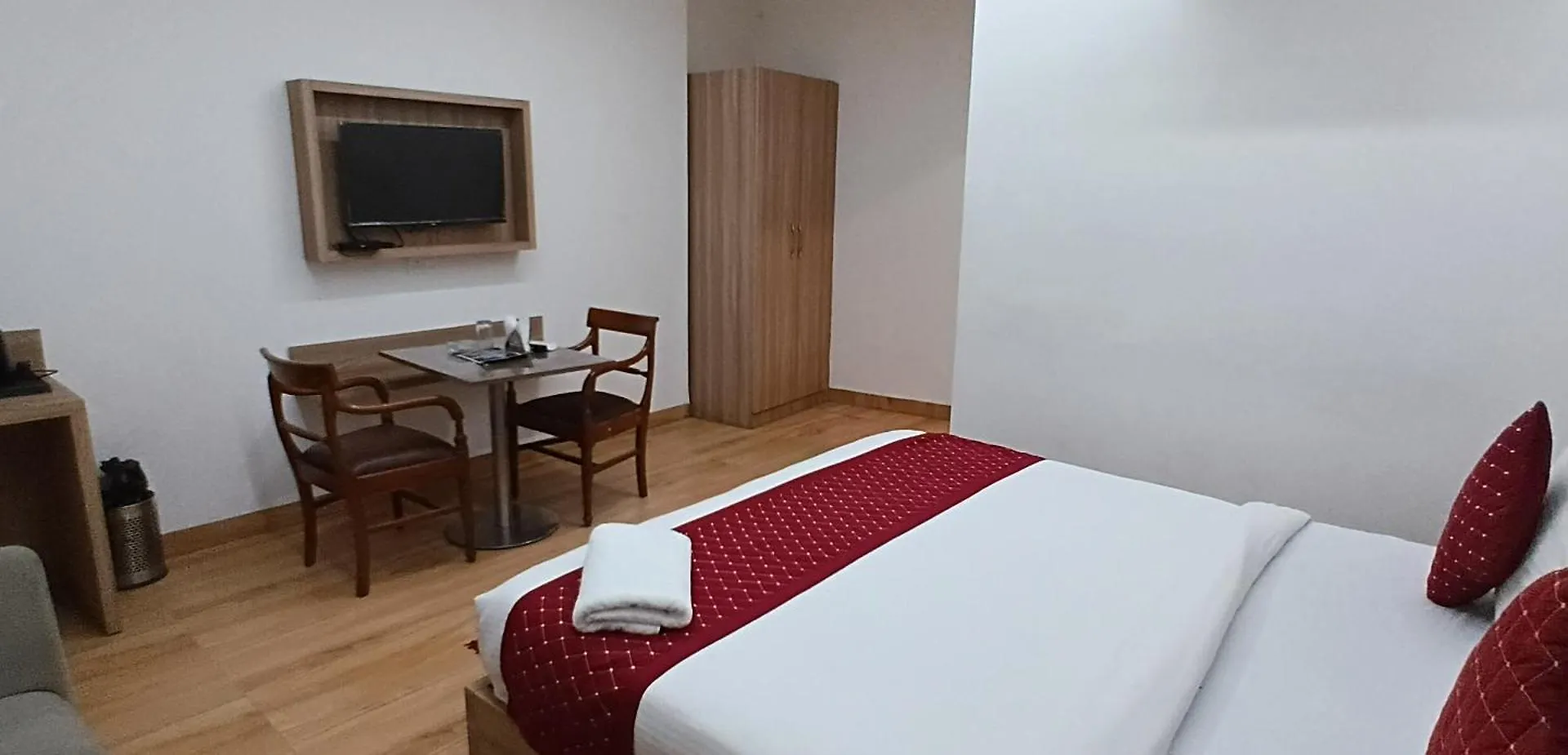 Hotel The Metropolitan Plaza Near Igi Airport Delhi New Delhi 4*,